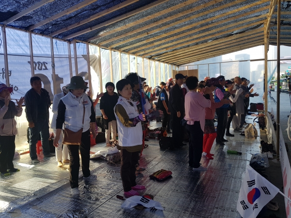 광화문 텐트속에서 농성 중인 애국당 당원들