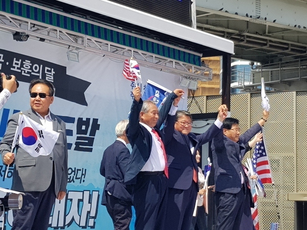 대한애국당 입당을 선언한 홍문종 의원이 15일 서울역 대한애국당 주최 태극기 집회에 참석 연단에 서서 태극기 시민들을 쳐다보고 있다.