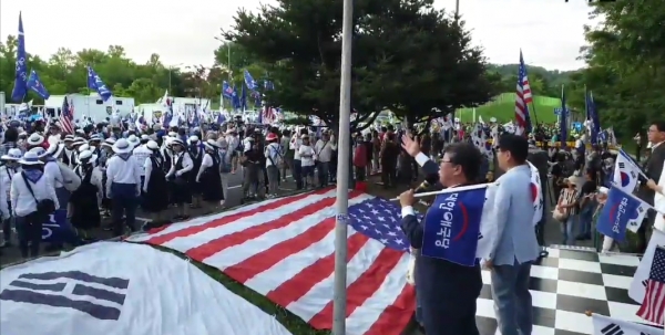 22일 오후 서울구치소(일명 서청대)에서 열린 129차 애국당 집회에서 조원진, 홍문종 공동 대표가 연단에 서서 태극기 애국시민들과 함께 '박근혜 대통령'을 연호하고 있다.