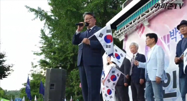 22일 오후 서울구치서(일명 서청대)에서 열린 129차 애국당 집회에서 조원진 공동대표가 연설하고 있다.