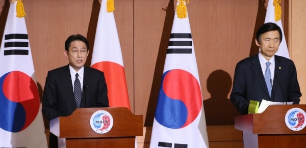 박근혜 정권때 한국과 일본이 위안부 문제를 합의하고 있다.