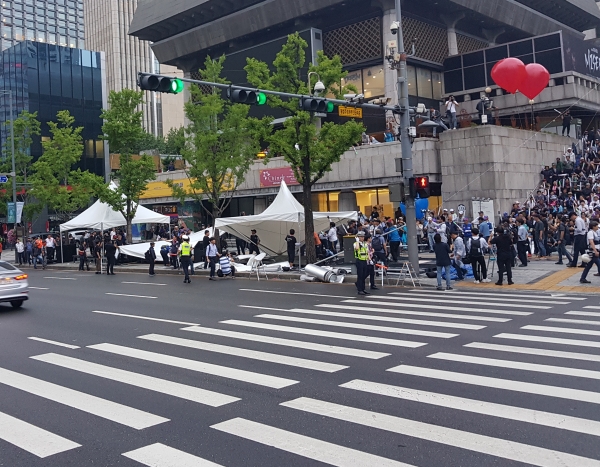 우리공화당 당원들이 세종문화회관 앞에 설치된 텐트를 철저중이다. 이 텐트는 천만인무죄석방운동본부가 서울시 관할이 아닌 종로구청서 집회 신고 허가를 받아 설치했다.