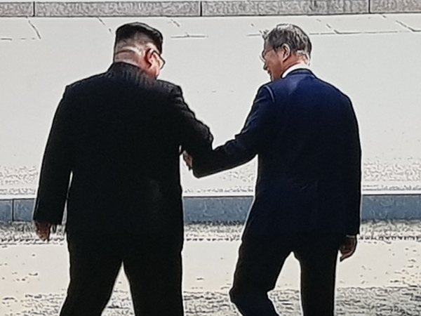 문재인과 김정은이 손잡고 걷고 있다.