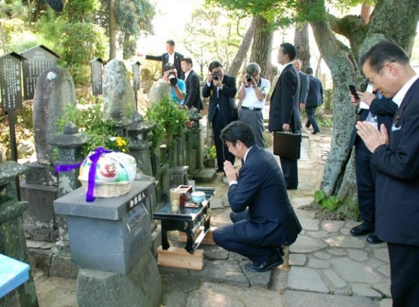 요시다 쇼인 묘소에 참배중인 아베