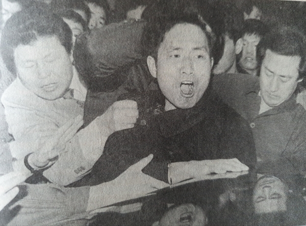 박노해씨가 1991년 3월12일 서울 중부경찰서에 구속되면서 '노동해방' 구호를 외치고 있다.