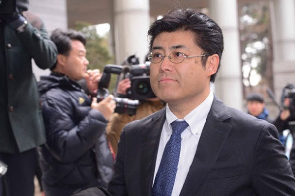 2014년 세월호 침몰 당시 박근혜 대통령 밀회설을 보도한 후 기소된 산케이 신문 기자가 법정에 출두하고 있다.