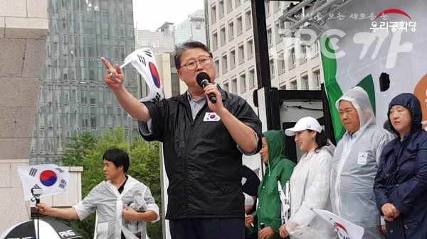 조원진 우리공화당 공동대표가 태극기 집회에서 문재인 좌파 독재정권을 끌어내리자는 연설을 하고 있다.
