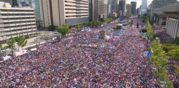 3일 국민 300만명이 광화문 일대를 가득 메워 문재인 퇴진을 외쳤다.