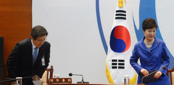 황교안 국무총리 시절, 박근혜 대통령과 함께 자리에 앉고 있다, 출처=네이버 이미지