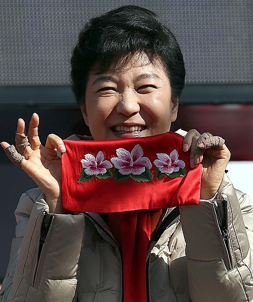 박근혜 대통령이 수놓은 무궁화를 펼쳐보이고 있다.