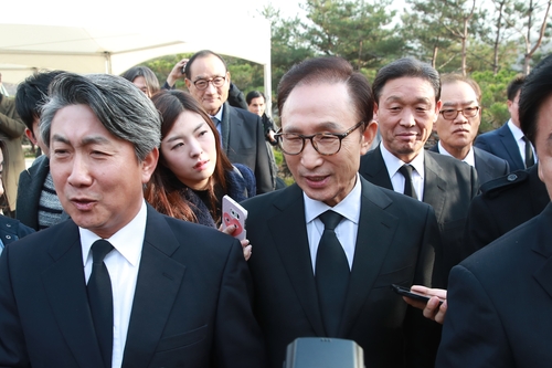 이명박 전 대통령이 2016년 11월21일 박 대통령의 탄핵 소추 요구에 대해 "그것도 헌법적 절차의 하나"라고 말했다.