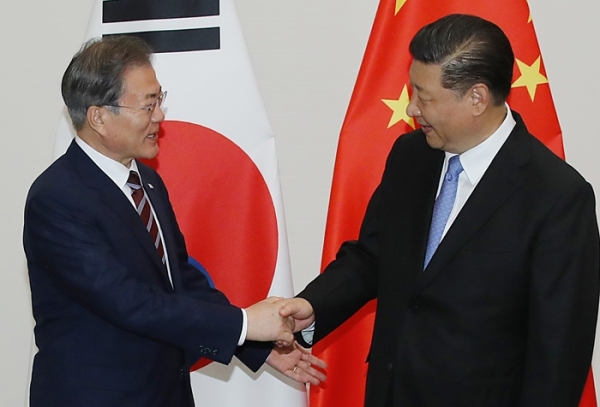 지난 6월 일본 오사카에서 개최된 G20에서 만난 문재인과 시진핑.