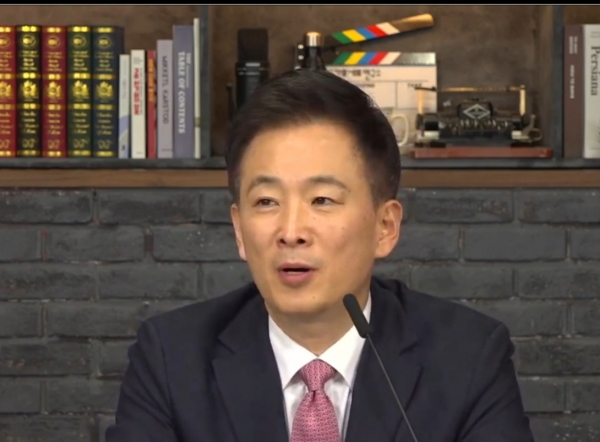 6일 한 유튜브 방송에 출연한 유영하 변호사가 박근혜 대통령 메시지 관련 후속 이야기를 하고 있다.