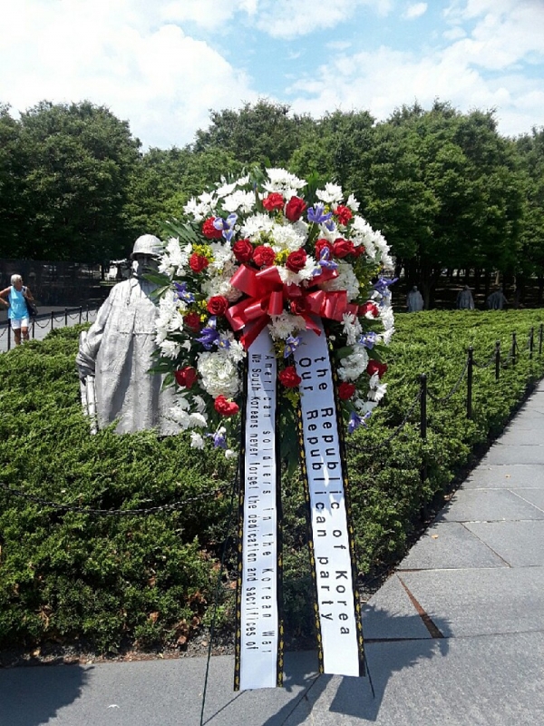 우리공화당이 헌화한 화환이 미 워싱턴DC 한국전쟁참전기념비 입구에 놓여 있다.