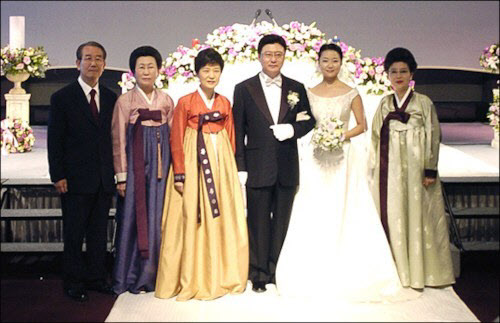 2004년 박지만 회장 결혼식에 참석한 박근혜 전 대통령과 이복언니 박재옥 씨(왼쪽에서 두 번째)