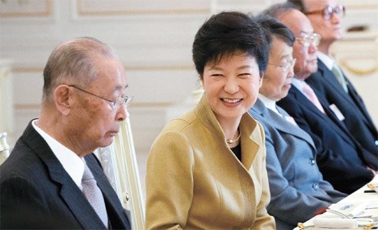 박근혜 대통령 재직시 청와대를 방문한 백선엽 장군이 박 대통령과 이야기를 나누고 있다.