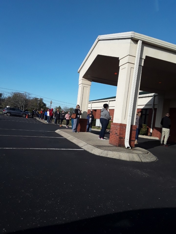 3일(미국 시간)미국 테네시주에서 유권자들이 투표하기 위해 줄을 서 있다.