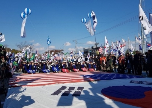 우리공화당이 지난 해 11월14일 경북 구미 박정희 대통령 생가 앞에서 태극기 집회를 열었다.