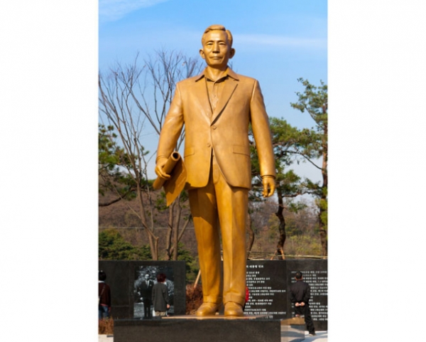 경북 구미 박정희 대통령 생가에 있는 박 대통령 동상.