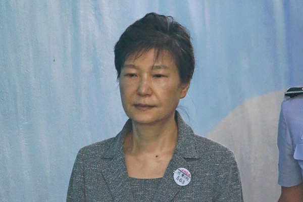 박근혜 대통령이 재판을 받기 위해 출두하는 장면