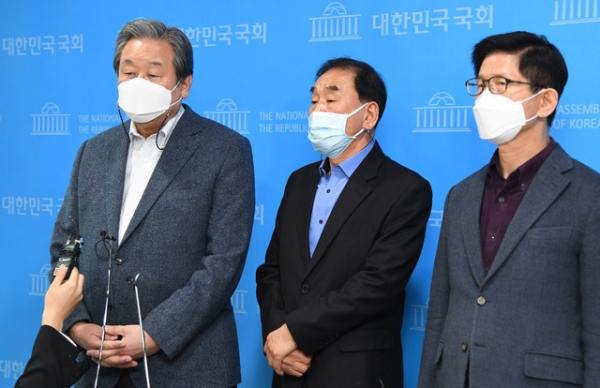 김무성 전 의원(왼쪽)과 이재오 전 의원(가운데) 김문수 전 경기지사가 국회에서 기자회견을 열고 김종인 사퇴를 말하고 있다.