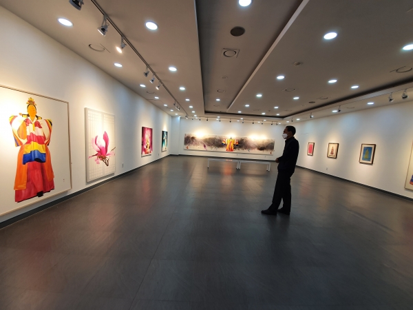 지난 4일부터 매원(梅園) 김희자 화가의 28번째 작품 전시회가 열리고 있는 인사아트갤러리 그랜드관 1층 전시실.
