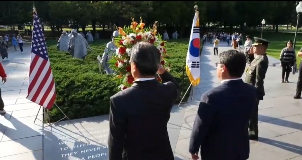 2018년 10월 초 미국 워싱턴 DC 근교 알링턴 국립묘지 한국전 참전 기념관을 방문한 조원진 우리공화당 대표(오른쪽)가 경례하고 있다.