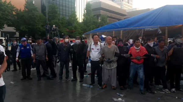 2019년 6월25일 박원순 서울시장이 고용한 용역깡패들이 우리공화당 광화문 텐트에 기습 난입, 철거를 시도하자, 당원들이 이를 막고 있다. 이들도 용역깡패들에 의해 짓밟혔다.