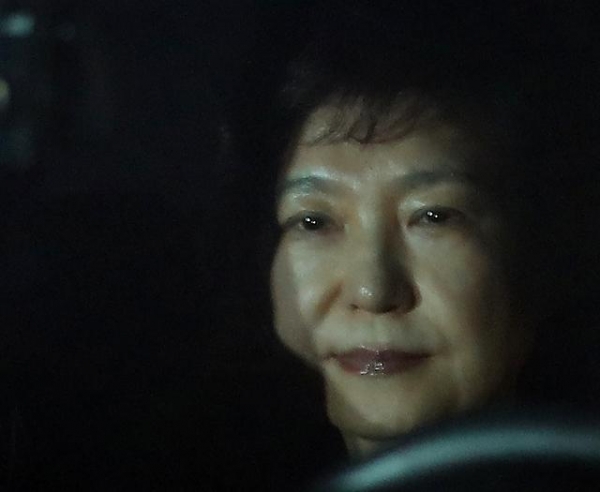 지난 2017년 3월10일 헌법재판소로부터 파면 선고를 받은 박근혜 대통령이 차량을 타고 이날 저녁 청와대를 벗어나고 있다.