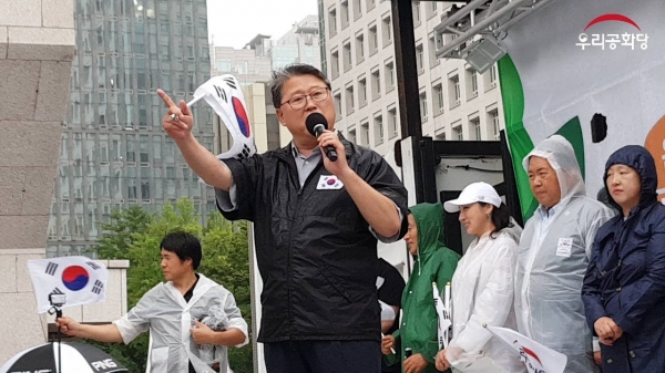 조원진 우리공화당 대표가 집회 연단에서 서서 연설하고 있다.