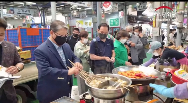 조원진 우리공화당 대표가 8일 오전 경남 김해 장유전통시장에서 장보기를 하면서 오뎅 가게에 들러 오뎅을 먹으면서 시장기를 달래고 있다.