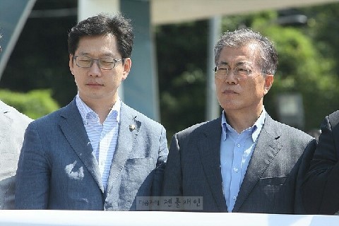 김경수(왼쪽) 문재인.