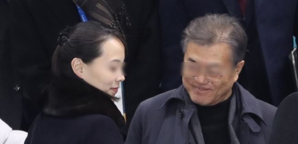김여정(왼쪽)과 문재인이 2018년 2월 평창동계올림픽 남북아이스하키 단일팀을 응원하기 위해 경기장으로 들어서고 있다. 출처=네이버