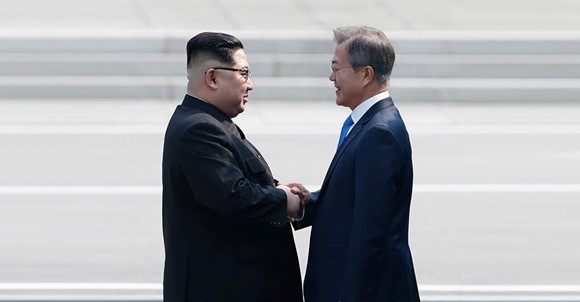 2018년 4월말 판문점에서 만난 후 정상회담 쇼를 하는 김정은과 문재인.