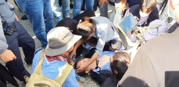 우리공화당 여성 당원이 19일 오후 탄핵 역적 유승민 국민의 힘 대선 후보 박정희 대통령 생가방문을 저지하다가 경찰에 밀쳐 의식을 잃고 쓰려져 있다.