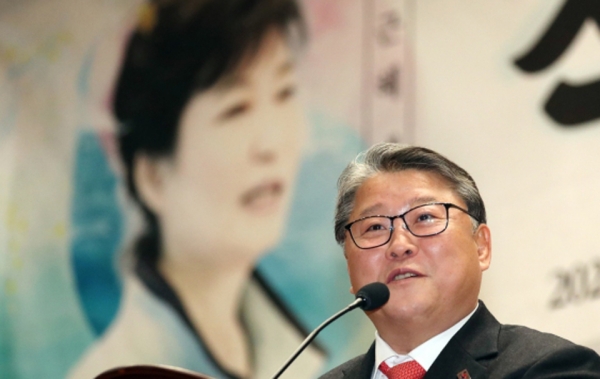 조원진 우리공화당 대표가 박근혜 대통령 얼굴이 새겨진 대형 현수막 앞에서 연설하고 있다.