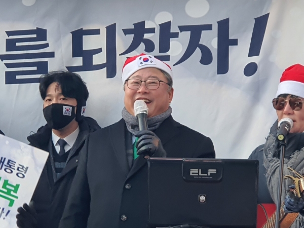 25일 오후 서울 중구 신세계 백화점 맞은편에서 열린 집회에서 무대 연단에 오른 조원진 우리공화당 대선 후보가 환하게 웃으며 연설하고 있다.