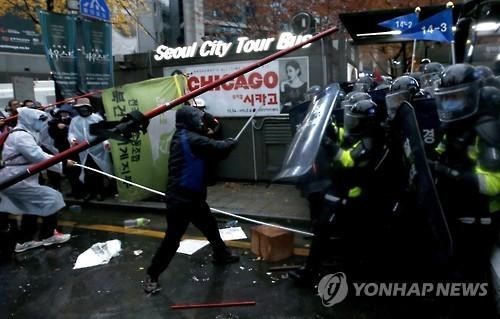 서울 도심에서 폭력시위를 펼치는 민노총. 연합뉴스