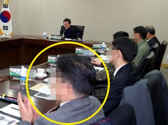 이재명 더불어민주당 의원 부인 김혜경 씨의 ‘법인카드 유용 의혹’과 관련해 참고인 조사를 받은 후 숨진 채 발견된 A씨(노란 원)가 2014년 12월 18일 당시 성남시장이었던 이 의원(위)이 주재한 회의에서 박수를 치고 있다. 성남시의회 홈페이지