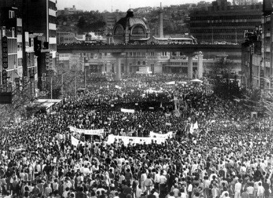 80년 5월 서울역에 모인 시위자들.