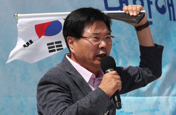 우리공화당에 입당 한 홍문종 전 의원이 연설하고 있다. 홍 전 의원은 2020년 박근혜 메시지를 이유로 우리공화당을 탈당한 후 조원진 대표와 우리공화당 공격에 열을 올려왔다.