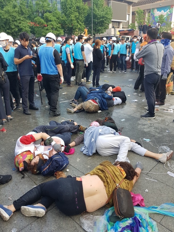 박원순 시장이 동원한 용역깡패들에 의해 폭행당한 국민이 도로위에 쓰러져 있다.