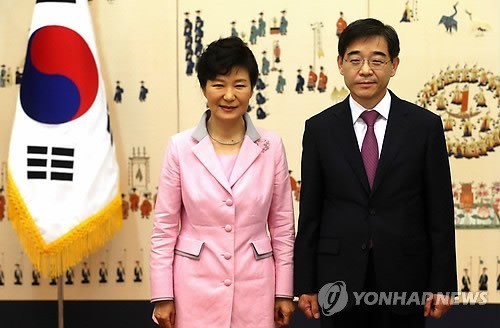 2014년 8월 신임 대법관에 임명된 권순일이 박근혜 대통령과 기념촬영하고 있다. 연합뉴스