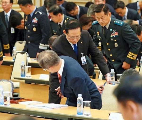 청와대에서 열린 전군주요지휘관회의에서 송영무 전 국방부장관이 문재인이 자리에 앉을 수 있도록 의자를 빼주고 있다.