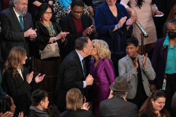미 의회에서 부인 질 바이든과 세컨드 젠틀맨 더글러스 엠호프가 입맞춤을 나누고 있다. AFP=연합뉴스
