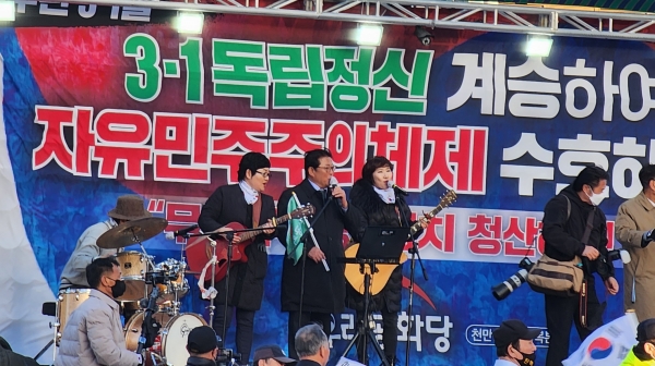 조원진 우리공화당 대표가 1일 서울 종로5가 광장시장 앞서 열린 우리공화당 삼일절 행사 2부 무대에서 노래를 부르고 있다.