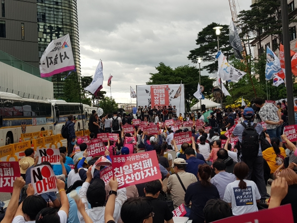 2019년 7월 반일세력들이 일본대사관앞에서 벌인 죽창가 시위장면.