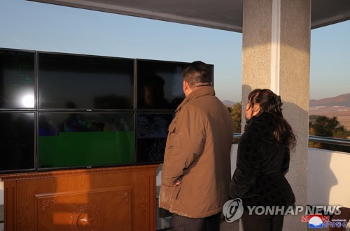(평양 조선중앙통신=연합뉴스) 김정은 북한 국무위원장이 전날 대륙간탄도미사일(ICBM) '화성-17형' 발사훈련을 현지지도했다고 조선중앙통신이 17일 밝혔다.