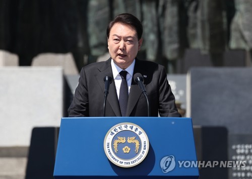 윤석열 대통령이 19일 서울 강북구 수유동 국립 4·19민주묘지에서 열린 제63주년 4·19혁명 기념식에서 기념사를 하고 있다.
