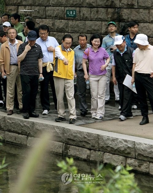 2010년 8월 이명박 전 대통령이 측근들과 청계천을 산책하고 있다. 연합뉴스